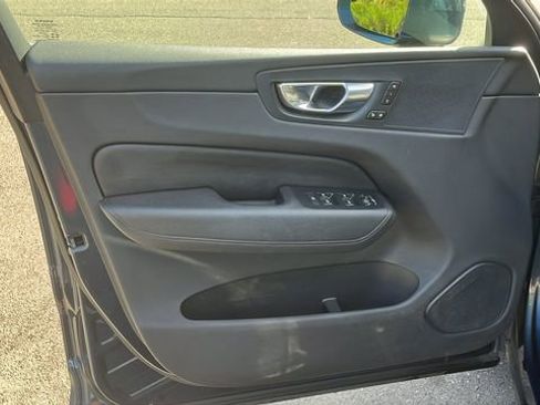 Used 2022 Volvo XC60 B5 Momentum w/ Climate Package image 9