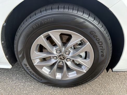Used 2022 Toyota Sienna XLE FWD image 22