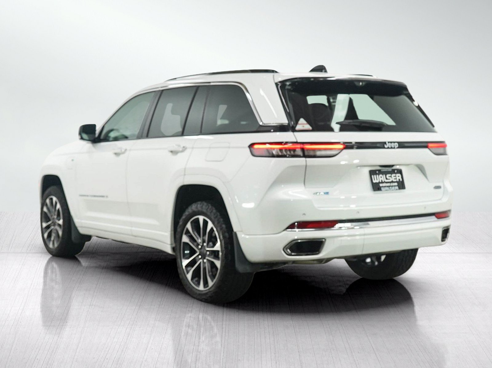 Used 2023 Jeep Grand Cherokee Overland w/ Luxury Tech Group IV AWD/4WD image 3