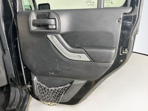 Used 2015 Jeep Wrangler Unlimited Sahara w/ Connectivity Group AWD/4WD image 26