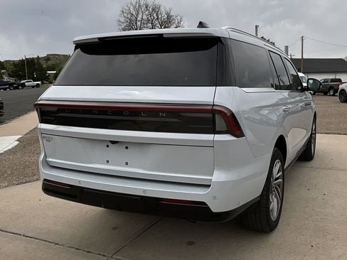 Used 2025 Lincoln Navigator Reserve AWD/4WD image 5