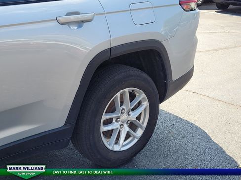 Used 2024 Jeep Grand Cherokee L Laredo image 10