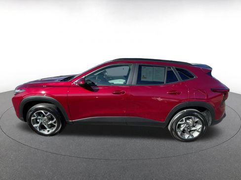 Used 2025 Chevrolet Trax LT FWD image 9