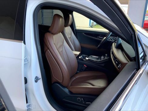 Used 2022 Lincoln Nautilus Reserve w/ Equipment Group 202A image 8