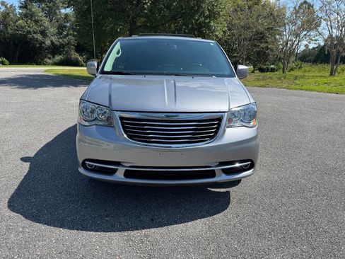 Used 2013 Chrysler Town & Country Touring image 27