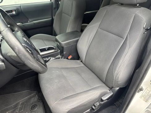 Used 2018 Toyota Tacoma TRD Off-Road w/ Technology Package AWD/4WD image 18