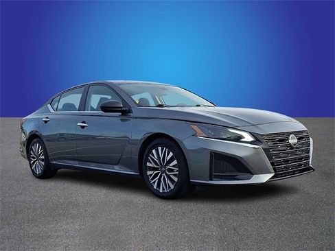 Used 2024 Nissan Altima 2.5 SV image 3