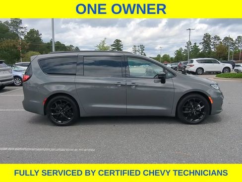 Used 2025 Chrysler Pacifica Limited FWD image 4