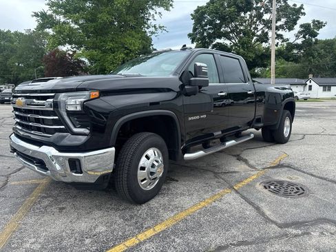 Used 2025 Chevrolet Silverado 3500 LTZ w/ LTZ Convenience Package AWD/4WD image 3