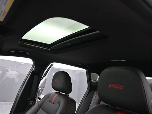 Certified 2025 Chevrolet Trax RS w/ Sunroof Package image 37