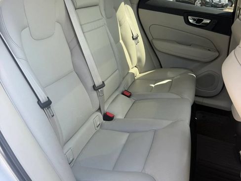 Used 2019 Volvo XC60 T5 Momentum w/ Premium Package FWD image 23