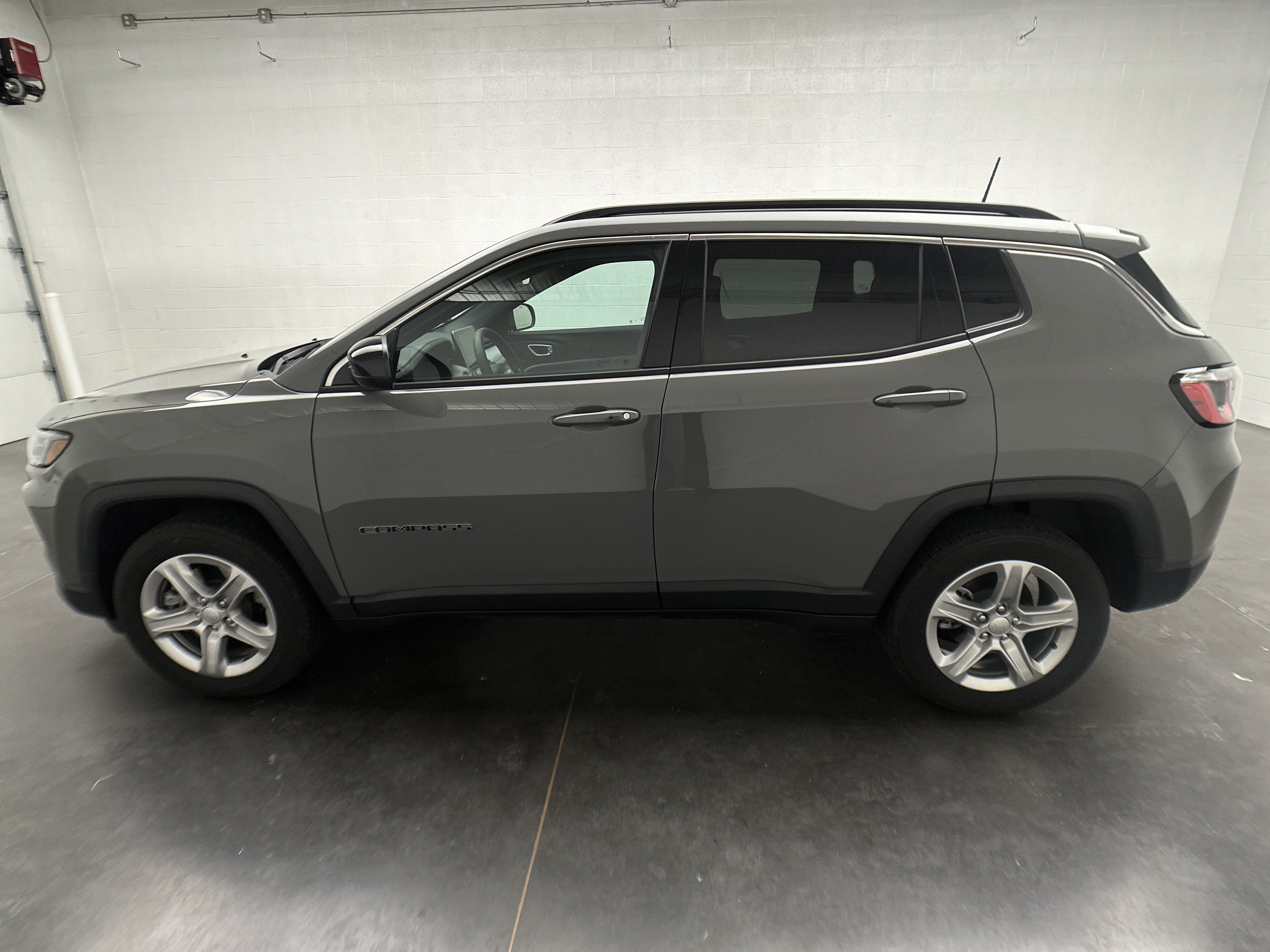 Used 2023 Jeep Compass Latitude AWD/4WD image 6