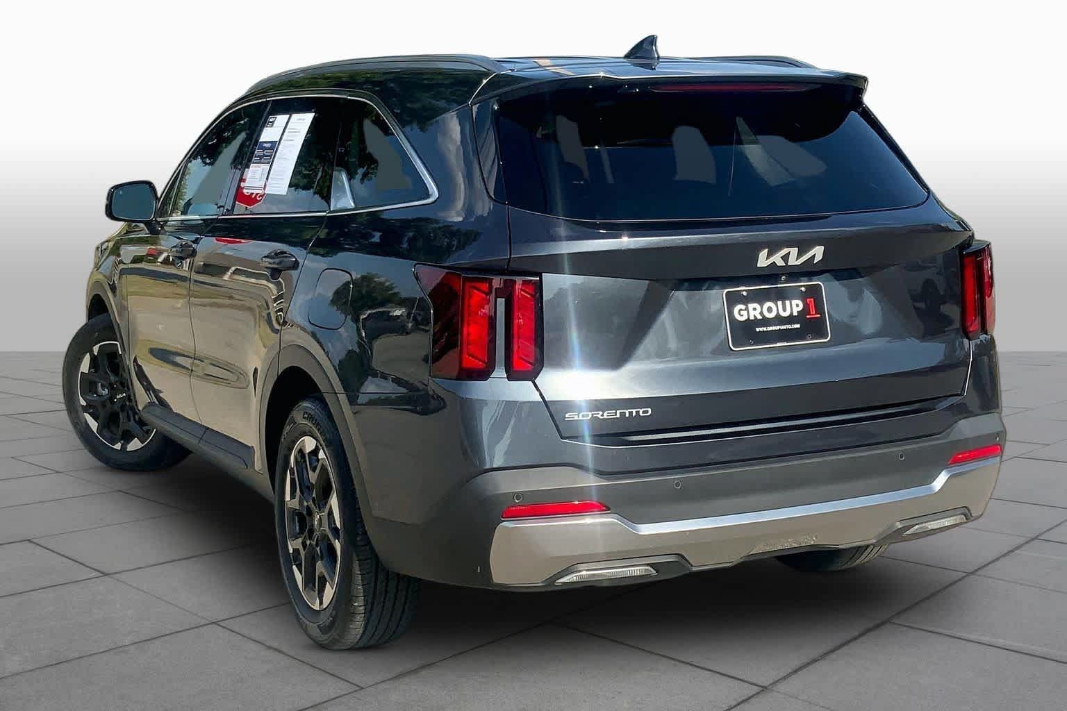 Used 2024 Kia Sorento S FWD image 11