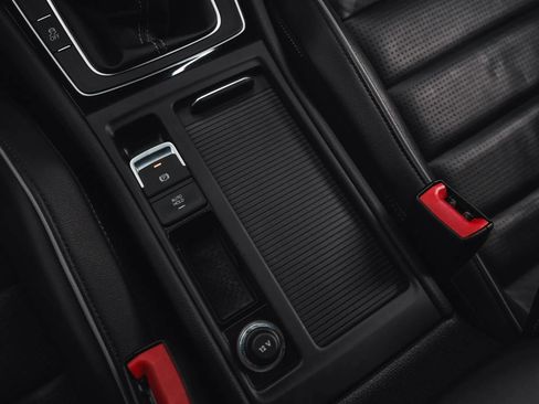 Used 2018 Volkswagen Golf R 4-Door image 58