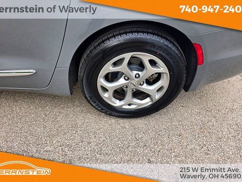 Used 2023 Chrysler Pacifica Limited FWD image 27