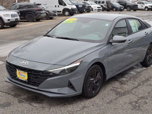 Used 2023 Hyundai Elantra Blue image 4