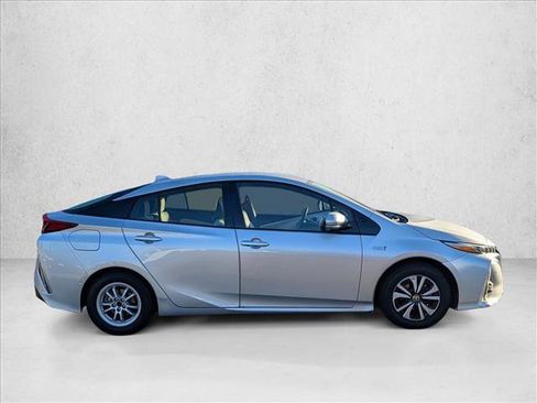 Used 2017 Toyota Prius Prime Advanced image 4