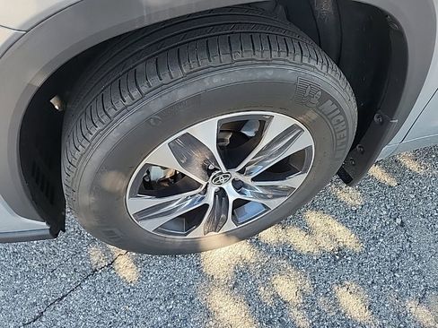 Used 2023 Toyota Highlander XLE image 9