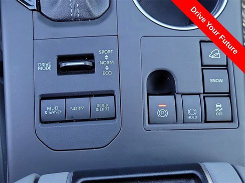 Used 2024 Toyota Highlander XLE AWD/4WD image 16