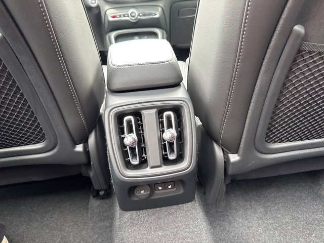 Certified 2025 Volvo XC40 B5 Plus AWD/4WD image 17
