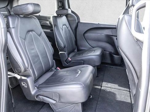 Used 2020 Chrysler Pacifica Touring-L image 23