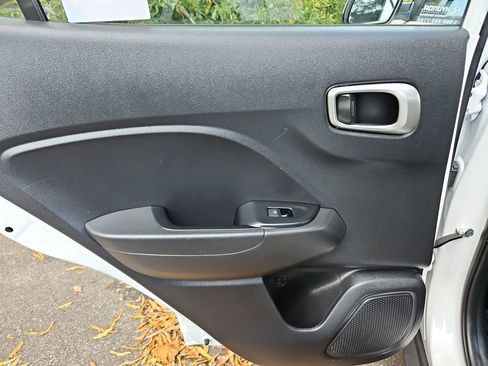 Used 2025 Hyundai Venue SEL image 29