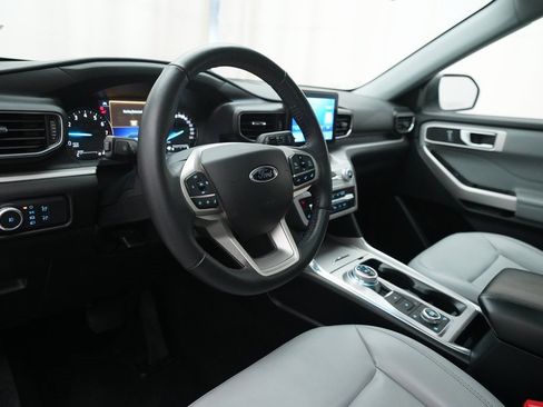 Used 2021 Ford Explorer XLT w/ XLT Sport Appearance Package image 8