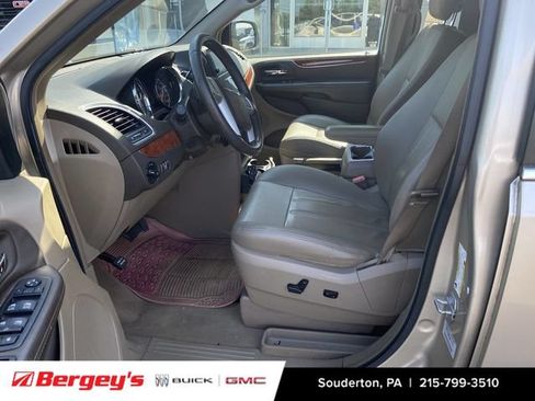 Used 2015 Chrysler Town & Country Touring FWD image 5