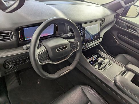Used 2024 Jeep Wagoneer Series II image 12