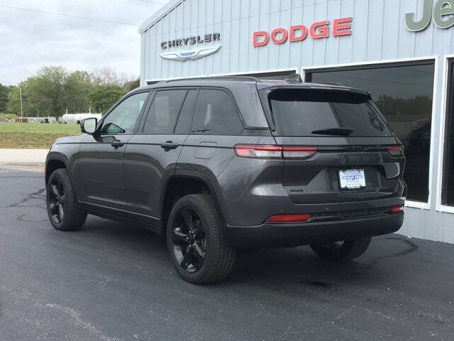 Used 2023 Jeep Grand Cherokee Altitude AWD/4WD image 5