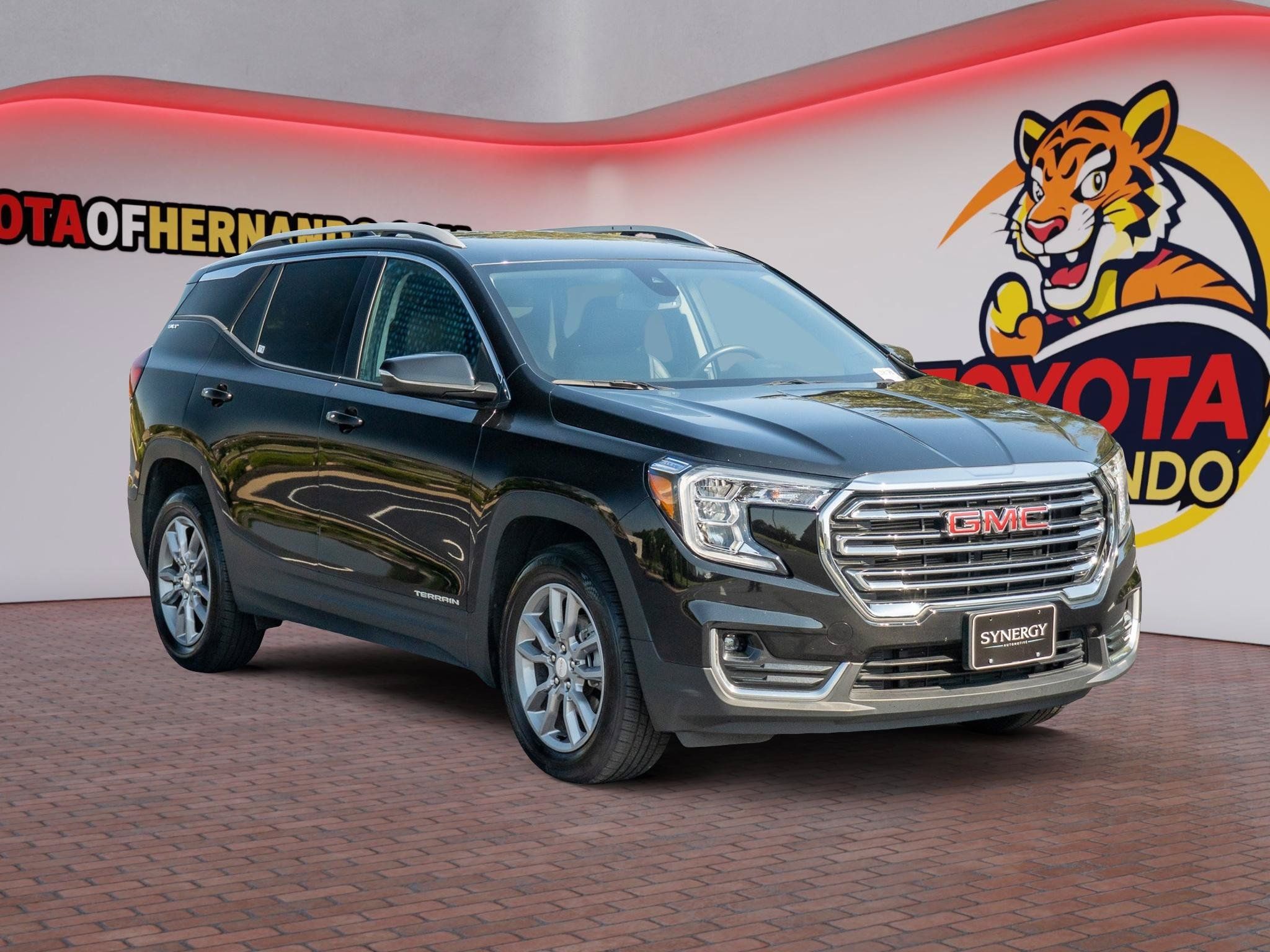 Used 2024 GMC Terrain SLT AWD/4WD image 3