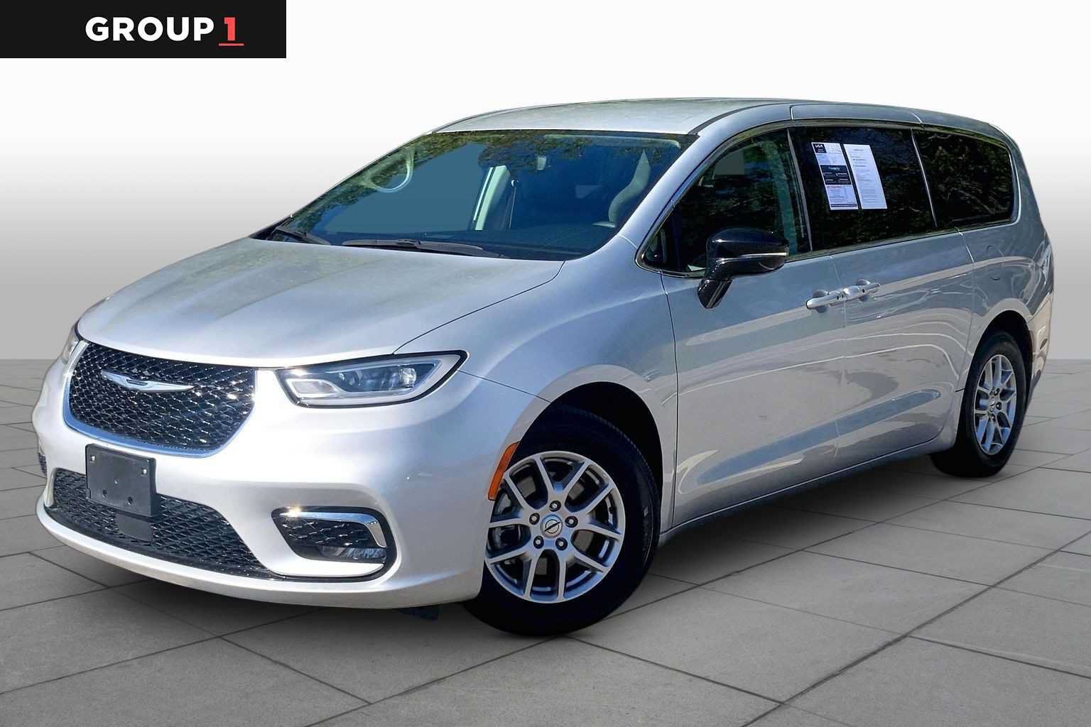 Used 2024 Chrysler Pacifica Touring-L FWD image 1