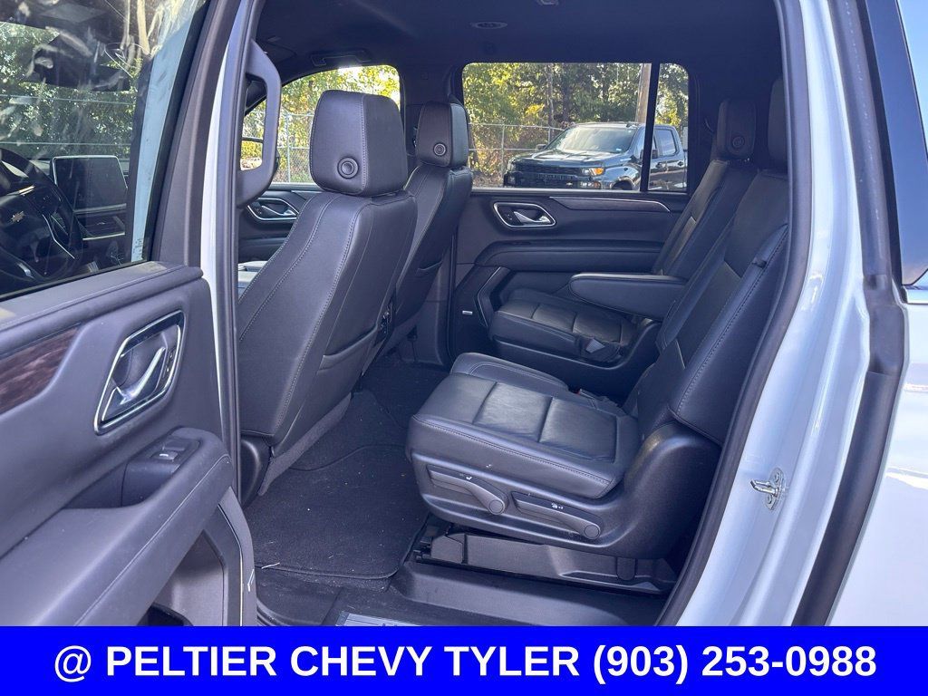 Used 2024 Chevrolet Suburban LT w/ Luxury Package RWD image 20