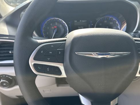 Used 2020 Chrysler Pacifica Touring image 27