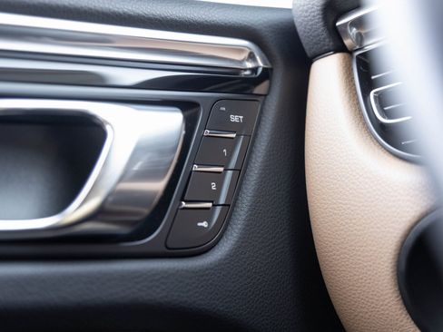 Used 2025 Porsche Macan image 18