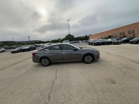 Used 2025 Nissan Altima 2.5 SV FWD image 15