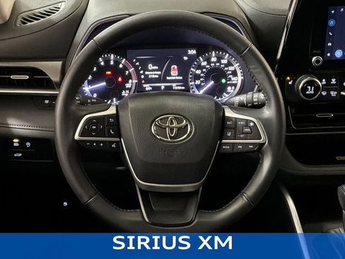 Used 2023 Toyota Highlander XLE image 12