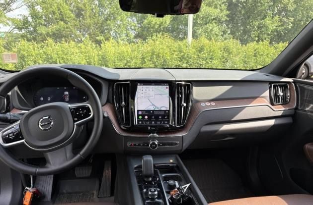 Certified 2025 Volvo XC60 B5 Plus AWD/4WD image 7