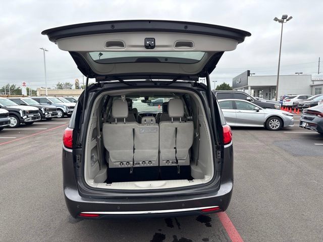 Used 2019 Chrysler Pacifica Touring-L Plus w/ Tire & Wheel Group FWD image 35