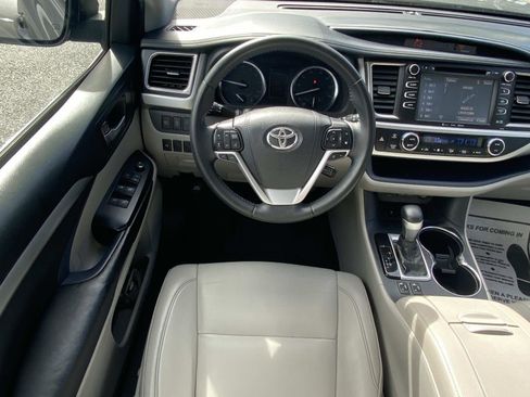 Used 2019 Toyota Highlander XLE image 12