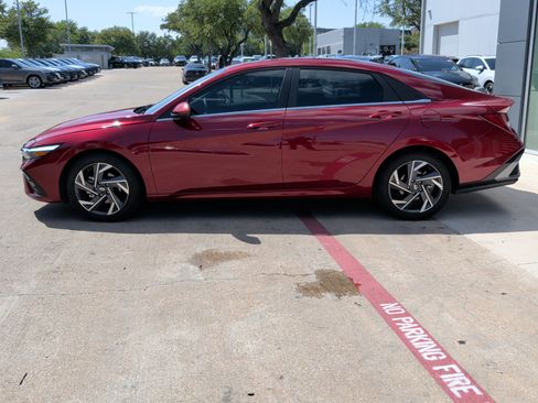 Used 2024 Hyundai Elantra SEL w/ Convenience Package FWD image 7