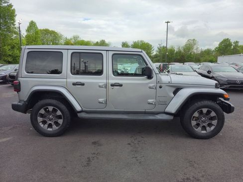 Used 2018 Jeep Wrangler Unlimited Sahara AWD/4WD image 4