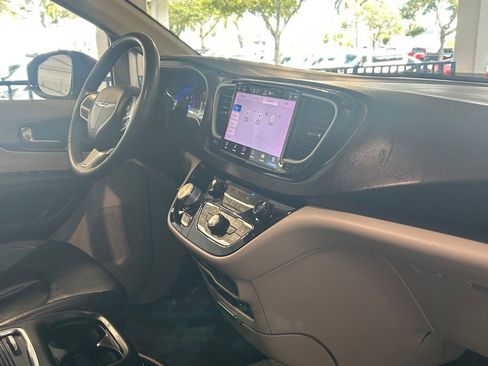 Used 2022 Chrysler Pacifica Touring-L image 24