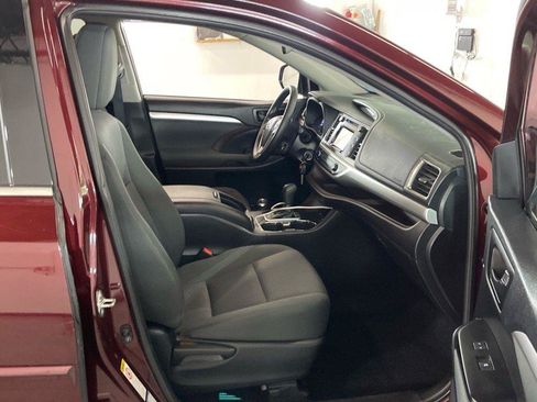 Used 2019 Toyota Highlander LE AWD/4WD image 4
