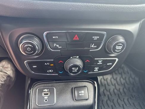 Used 2019 Jeep Compass Latitude FWD image 39