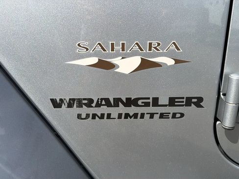 Used 2016 Jeep Wrangler Unlimited Sahara w/ Dual Top Group AWD/4WD image 10