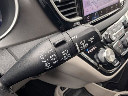 Used 2023 Chrysler Pacifica Touring-L FWD image 27
