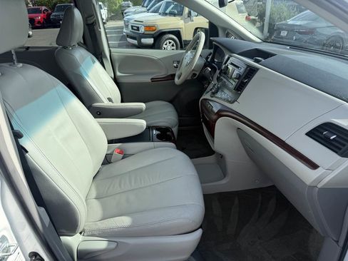 Used 2011 Toyota Sienna XLE AWD/4WD image 18
