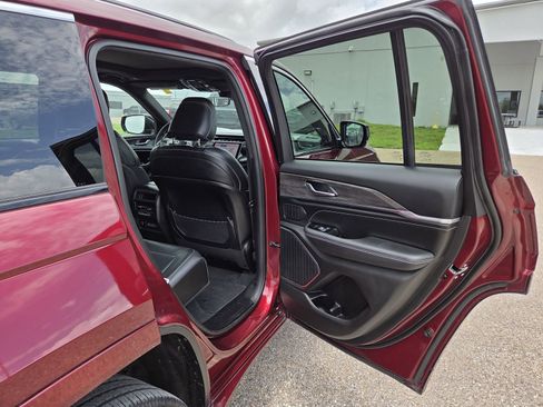 Used 2023 Jeep Grand Cherokee Overland RWD image 18