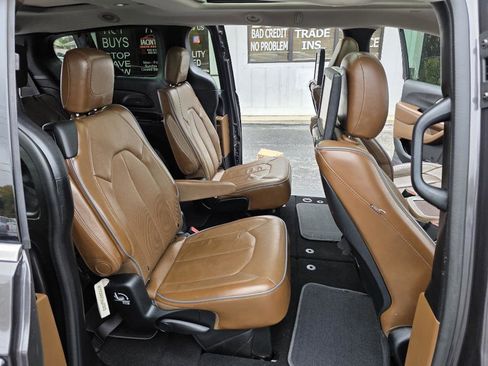 Used 2017 Chrysler Pacifica Limited w/ UConnect Theater Package image 38